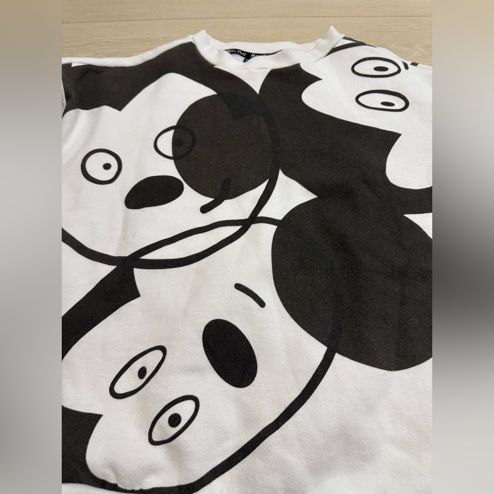 ✨Disney Artist Series Unique Black White Mickey Sweater - Picture 5 of 12
